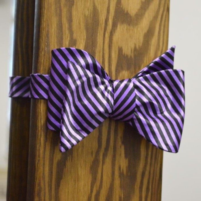 Краватка-метелик в чорну та фіолетову смужку