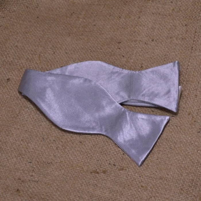 Краватка-метелик срібляста