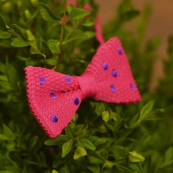 Бабочка вязаная розовая в фиолетовый горошек