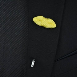 Приколка на пиджак в виде маленькой бабочки желтого цвета