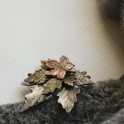 Брошь в виде листьев клена - три вида метала