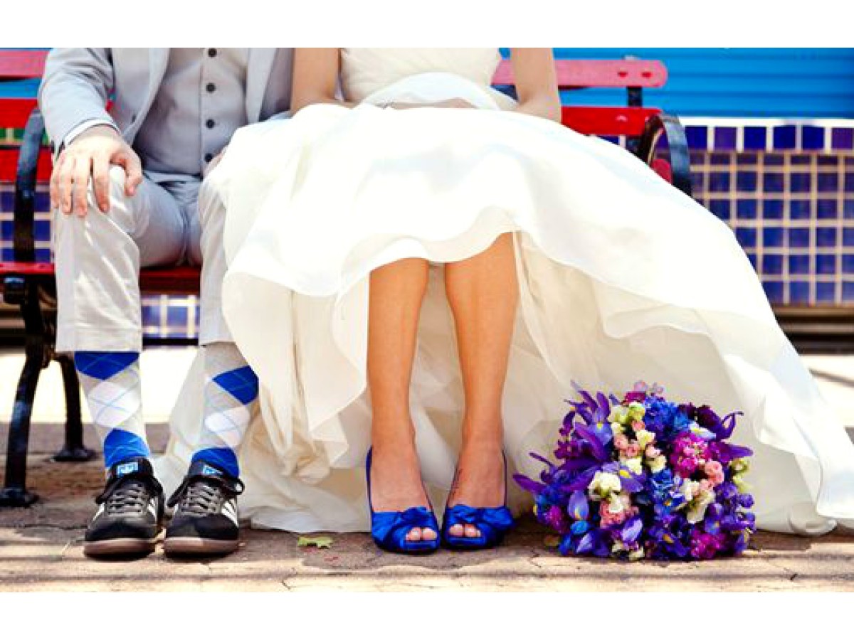 Свадебное платье с яркими туфлями
